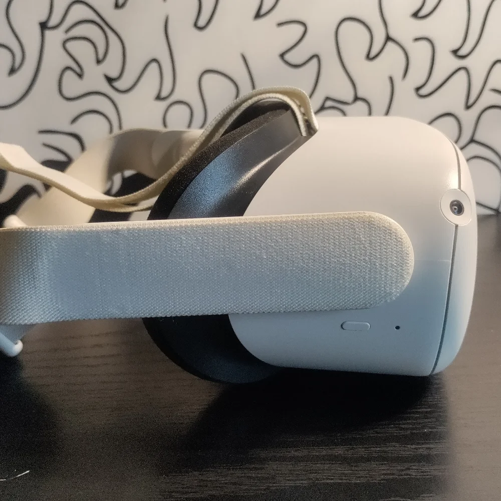 Oculus quest 2 (128 GB Ver.) With travel case and additional head strap.